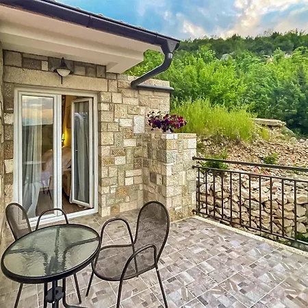 2 Bedroom Pet Friendly In *